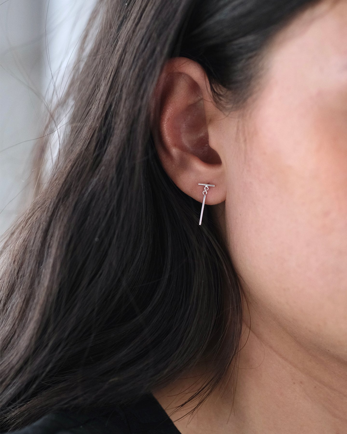Pendulum ear stud